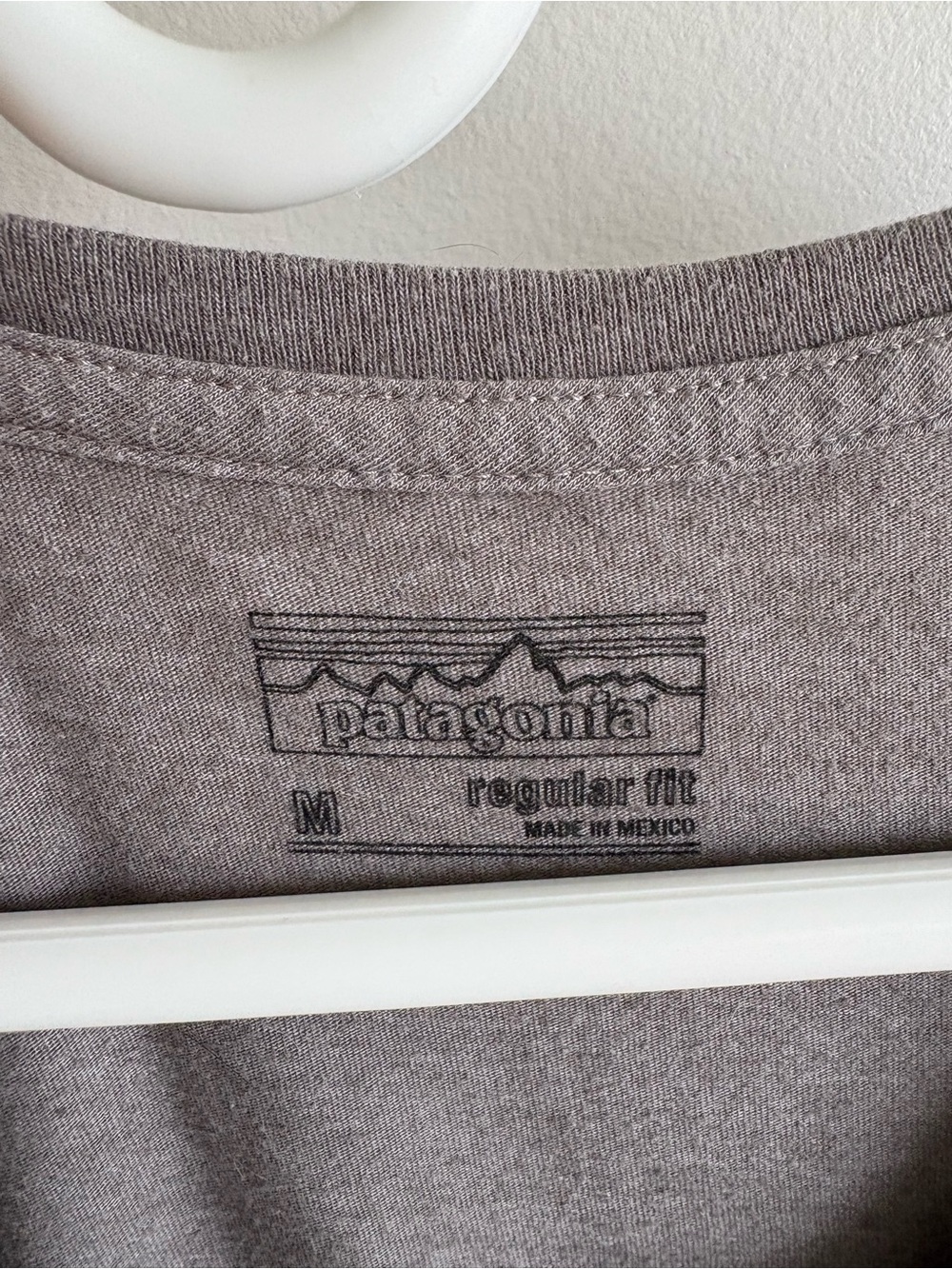 Patagonias Women’s Graphic V-Neck T-shirt - Picture 2 of 4